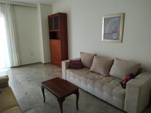 Uma área de estar em Vangelis apartment near Athens Airport
