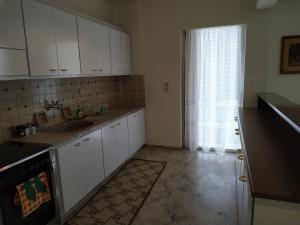 A cozinha ou cozinha compacta de Vangelis apartment near Athens Airport