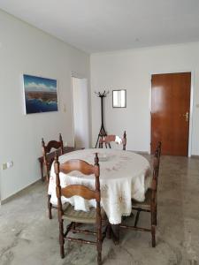 ein Esszimmer mit einem Tisch und 4 Stühlen in der Unterkunft Vangelis apartment near Athens Airport in Spáta