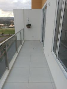 a balcony of a white building with a basket on the wall at MIRADOR TUNJA 401 in Tunja