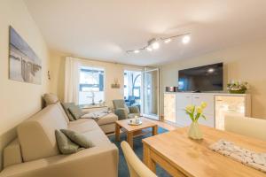 TV a/nebo společenská místnost v ubytování Haus am Meer Wintergarten PH 7, 2 SZ, strandnah by Unsere Urlaubszeit