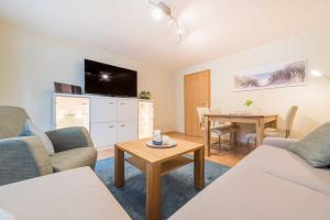 TV a/nebo společenská místnost v ubytování Haus am Meer Wintergarten PH 7, 2 SZ, strandnah by Unsere Urlaubszeit + 23 fotografií