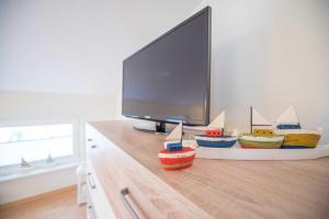 TV a/nebo společenská místnost v ubytování Haus am Meer Wintergarten PH 7, 2 SZ, strandnah by Unsere Urlaubszeit