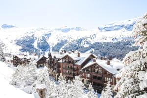 um resort nas montanhas cobertas de neve em Bright spacious two bed South facing family apartment em Flaine
