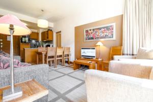 Kuchyň nebo kuchyňský kout v ubytování Bright spacious two bed South facing family apartment