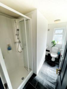 Ванна кімната в Canterbury Modern 6 Bedroom House with Hot Tub