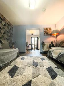 坎特伯雷的住宿－Canterbury Modern 6 Bedroom House with Hot Tub，一间带两张床的卧室和地毯