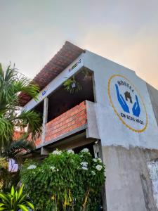 um edifício com um sinal na lateral em Hostel Em Boas Mãos em Barreirinhas