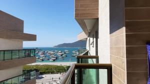 En balkong eller terrass på Apartamento Ninho das Gaivotas - Praia dos Anjos Residence - 2 Vagas