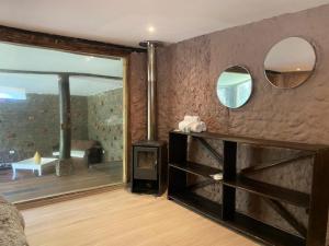 - un salon avec une cheminée et un miroir dans l'établissement Polylepis Lodge, à El Ángel