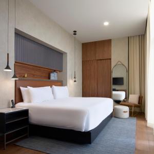 a bedroom with a large white bed in a room at Xoma - Luxury Plus by Viadora in Mexico City