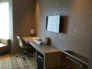 Televisyen dan/atau pusat hiburan di Holiday Inn Express Hong Kong Mongkok by IHG