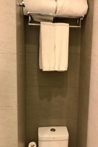 Bilik mandi di Holiday Inn Express Hong Kong Mongkok by IHG