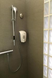 Bilik mandi di Holiday Inn Express Hong Kong Mongkok by IHG