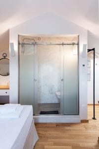A bathroom at Arieni Sea View House