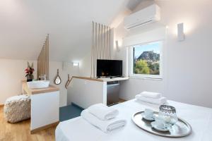 A television and/or entertainment centre at Arieni Sea View House