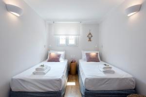 A bed or beds in a room at Arieni Sea View House