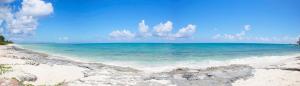una playa de arena con vistas al océano en Orange Hill Beach Inn, en Nassau