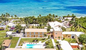 una vista aérea de una casa y del océano en Orange Hill Beach Inn, en Nassau