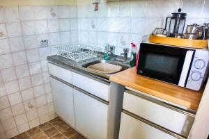 Kuchyň nebo kuchyňský kout v ubytování Apartment 1 Large Studio Sea Front- Sea Views- Free Parking + 5 fotografií