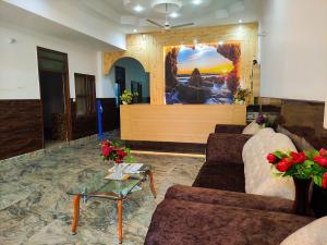 een lobby met banken en een tafel in een kamer bij Rebirth Hotel in Chandīgarh