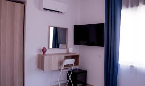 Televízia a/alebo spoločenská miestnosť v ubytovaní Walk Rooms