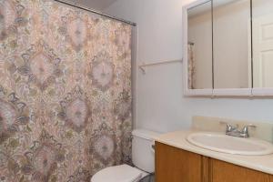 Koupelna v ubytování Contemporary, marine 2bd/1ba Apartment C in Kent + 37 fotografií