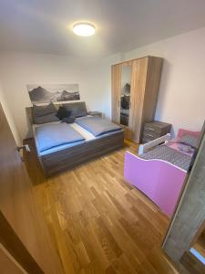 sypialnia z dużym łóżkiem i lustrem w obiekcie Ferienhaus Esila w mieście Fieberbrunn