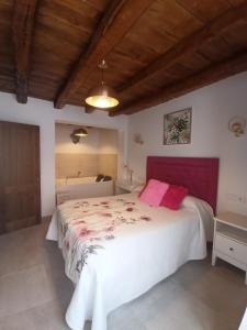 Postel nebo postele na pokoji v ubytování PEÑAFIEL DREAMS con JACUZZI