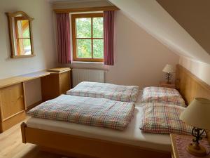 um quarto com 2 camas e uma janela em Ferienhaus Alpenblick em Krakauschatten