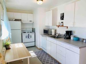 Kuchyň nebo kuchyňský kout v ubytování Unique, Convenient, Centrally located apartment
