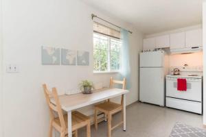 Kuchyň nebo kuchyňský kout v ubytování Unique, Convenient, Centrally located apartment