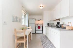 Kuchyň nebo kuchyňský kout v ubytování Unique, Convenient, Centrally located apartment
