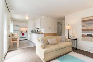 Kuchyň nebo kuchyňský kout v ubytování Unique, Convenient, Centrally located apartment
