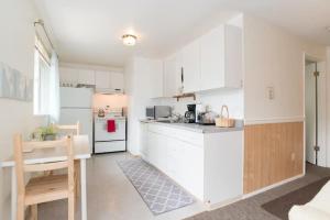 Kuchyň nebo kuchyňský kout v ubytování Unique, Convenient, Centrally located apartment