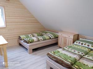 Habitación con 2 camas en un ático en Rodinný penzion U Hafana a U Hospůdky, en Řeka