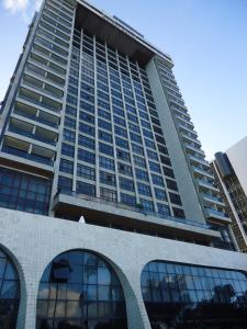 レシフェにあるGolden Beach Flat Recifeのたくさんの窓がある高い建物