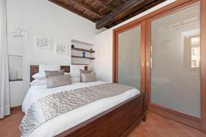 A bed or beds in a room at Lovely Apartment Trastevere Center