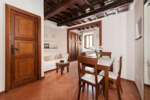 A seating area at Lovely Apartment Trastevere Center
