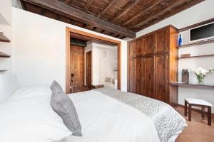 A bed or beds in a room at Lovely Apartment Trastevere Center