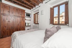 A bed or beds in a room at Lovely Apartment Trastevere Center