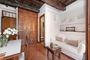 A seating area at Lovely Apartment Trastevere Center