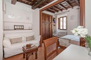 A seating area at Lovely Apartment Trastevere Center