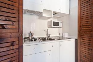 A kitchen or kitchenette at Lovely Apartment Trastevere Center