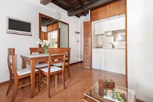 A kitchen or kitchenette at Lovely Apartment Trastevere Center Még 4 kép