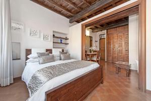 A bed or beds in a room at Lovely Apartment Trastevere Center