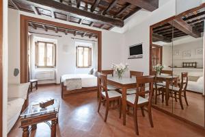 A seating area at Lovely Apartment Trastevere Center