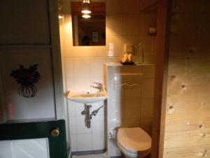 A bathroom at Hüttenferien Köberlhof