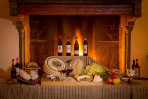 un gruppo di bottiglie di vino e verdure su un tavolo di Base531 a Tovo di Sant'Agata