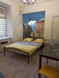 um quarto com uma cama com uma pintura de uma cidade em Smart yellow apartment-15 хв від жд вокзалу em Lviv